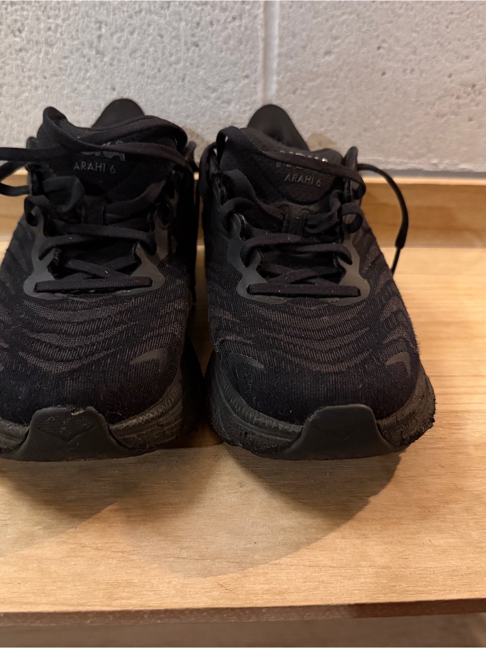Women’s HOKA Arahi 6 Running Shoes – Size 7.5B (Black / Black)